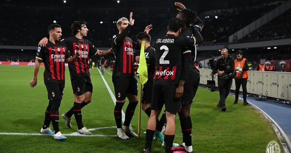 Фернандо торрес в милане. Ac milan empoli. Пьер калулу. Ac milan empoli. Футболисты.