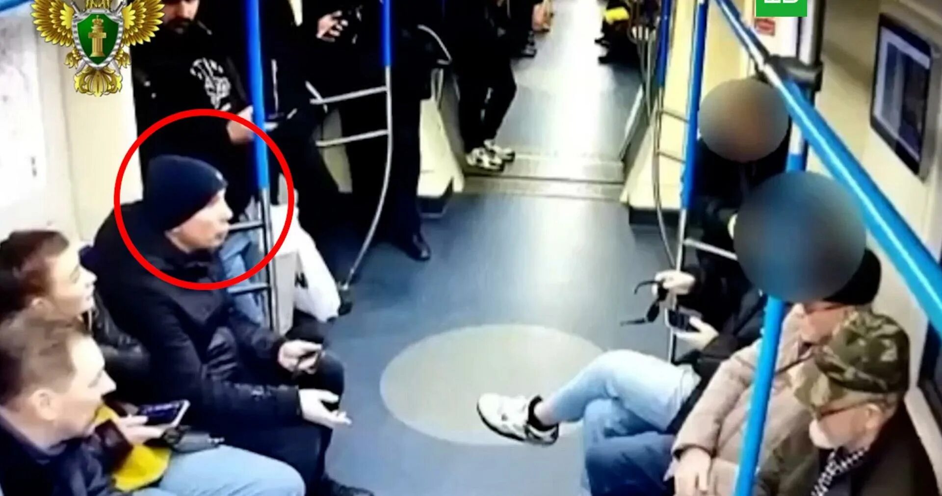 Мужчина столкнул девушку в метро. Парень в метро.