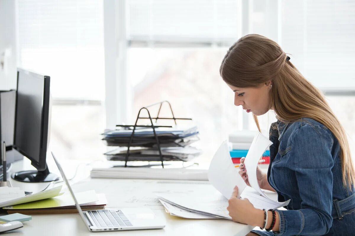 документ это в делопроизводстве. делопроизводитель. девушка бухгалтер. подработка с документами. фон для деловых документов.