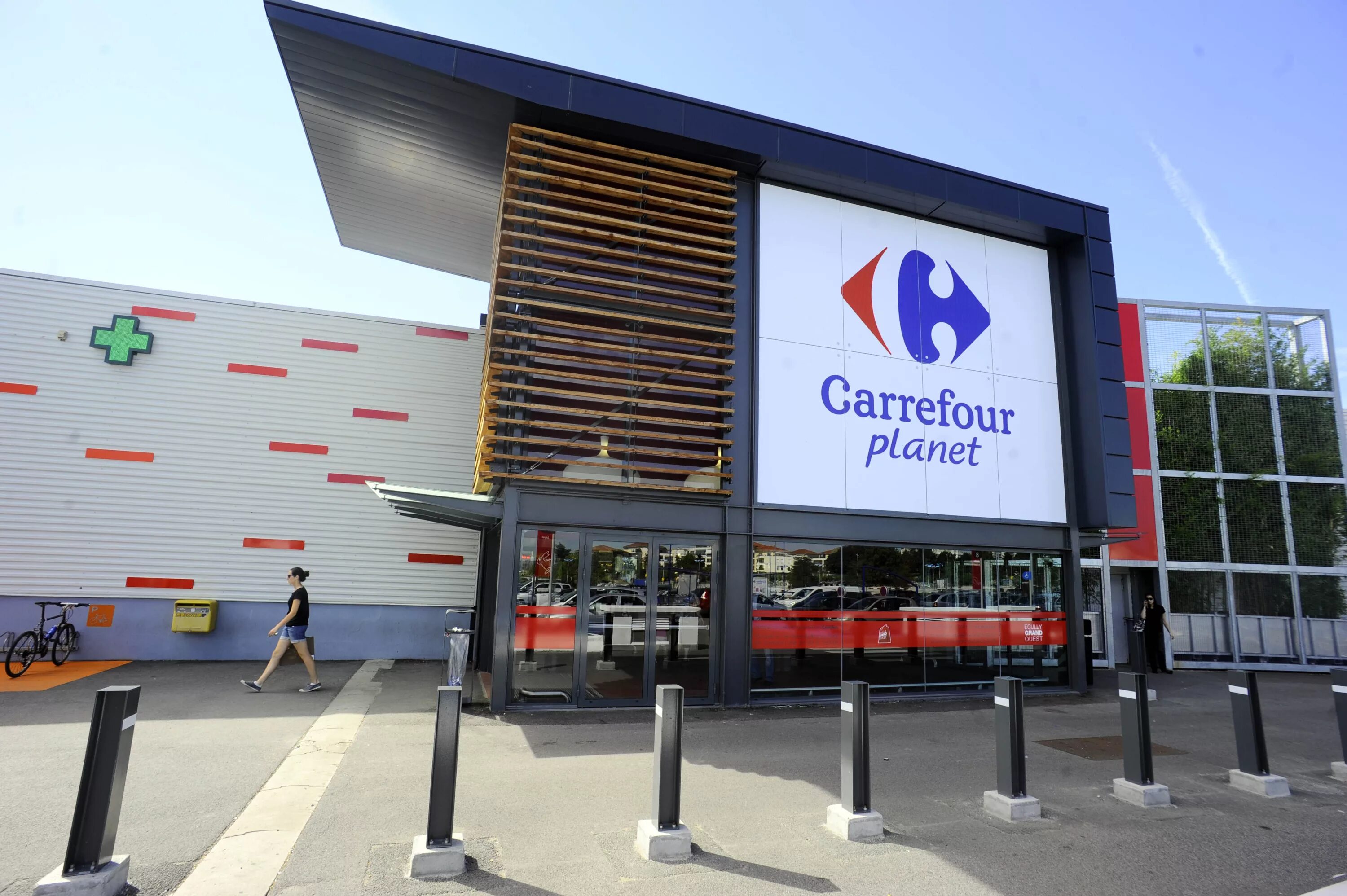Carrefoursa магазин. Логотип carrefour cartoes. Carrefour. Carrefour супермаркет. Carrefour внутри.