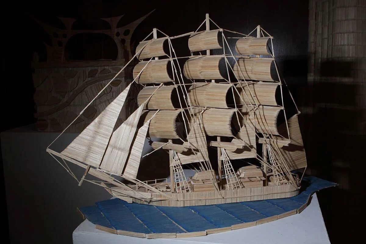 из какого материала делают корабли. деревянный корабль. верфь деревянного судостроения варяг в петрозаводске. модели парусников. игрушечный кораблик из дерева.