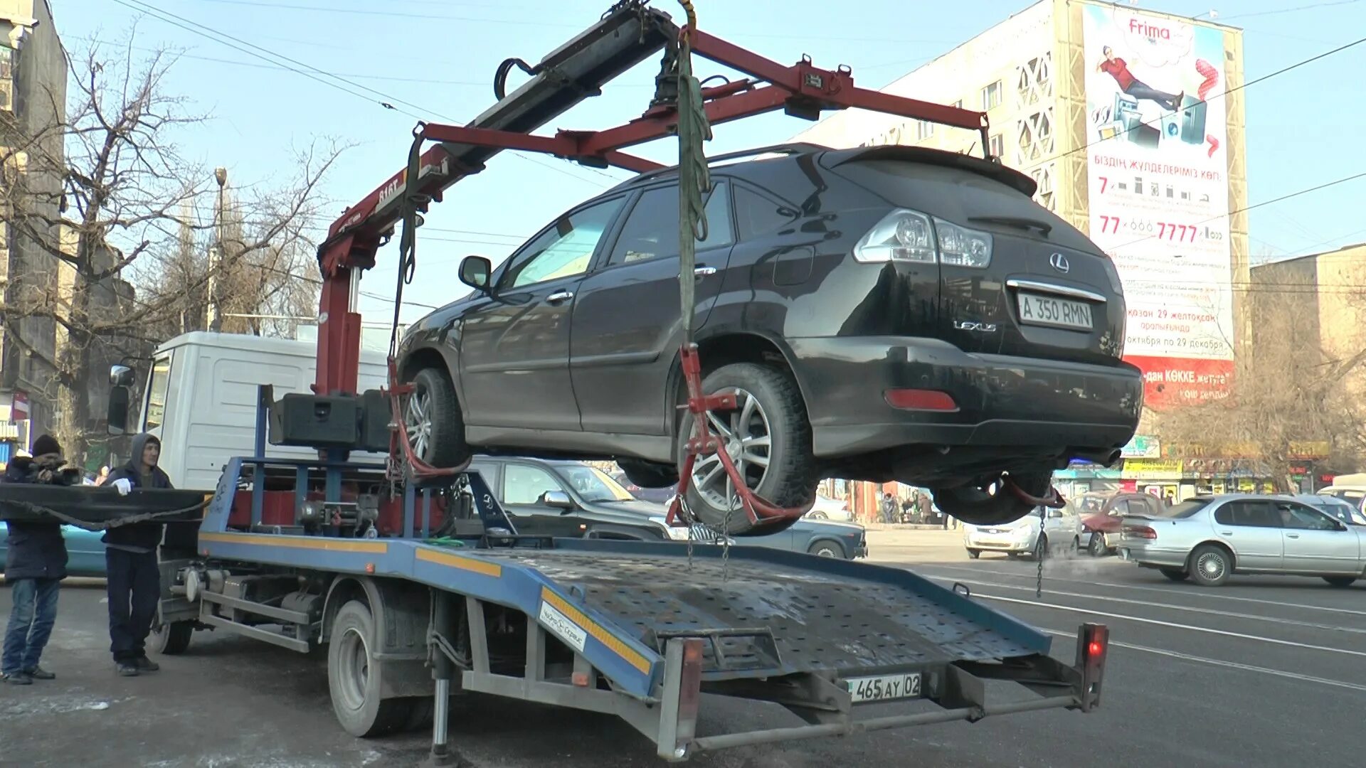 На сколько забирают машину на штрафстоянку. Эвакуация автомобиля. эвакуатор забирает машину. машина на штрафстоянке. эвакуатор на штрафстоянку.
