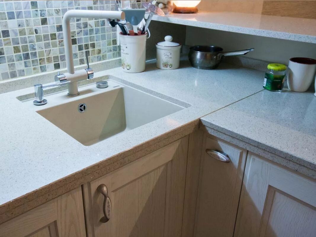 Стык столешницы под мойкой. Уплотнитель между газовой плитой и столешницей. Между мойкой и. Между мойкой и. Встроенная кухня с газовой плитой.