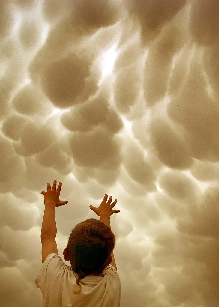 Облака руках облака качаются. Необычные облака. Малыш на небесах. Человек на облаке.