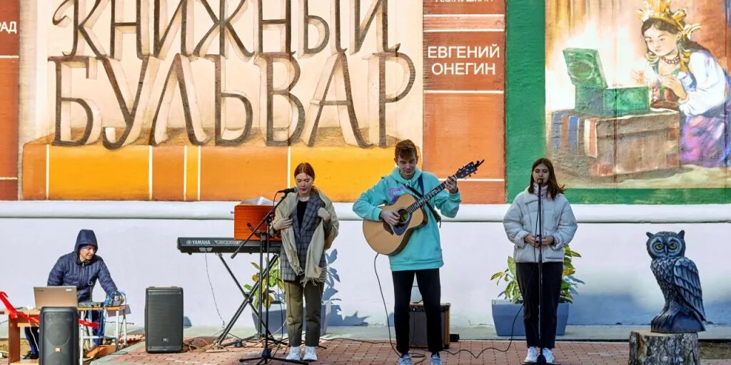 Книжный бульвар краснотурьинск фото. Центральная городская библиотека краснотурьинск. Книжный краснотурьинск. Книжный бульвар. Книжный краснотурьинск.