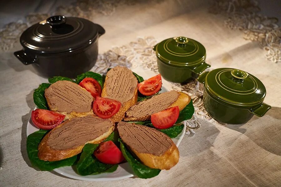 Фингер фуд с паштетом из печени. С чем сочетается паштет. Паштет печеночный. Бутерброды с паштетом. Паштет низкокалорийный.