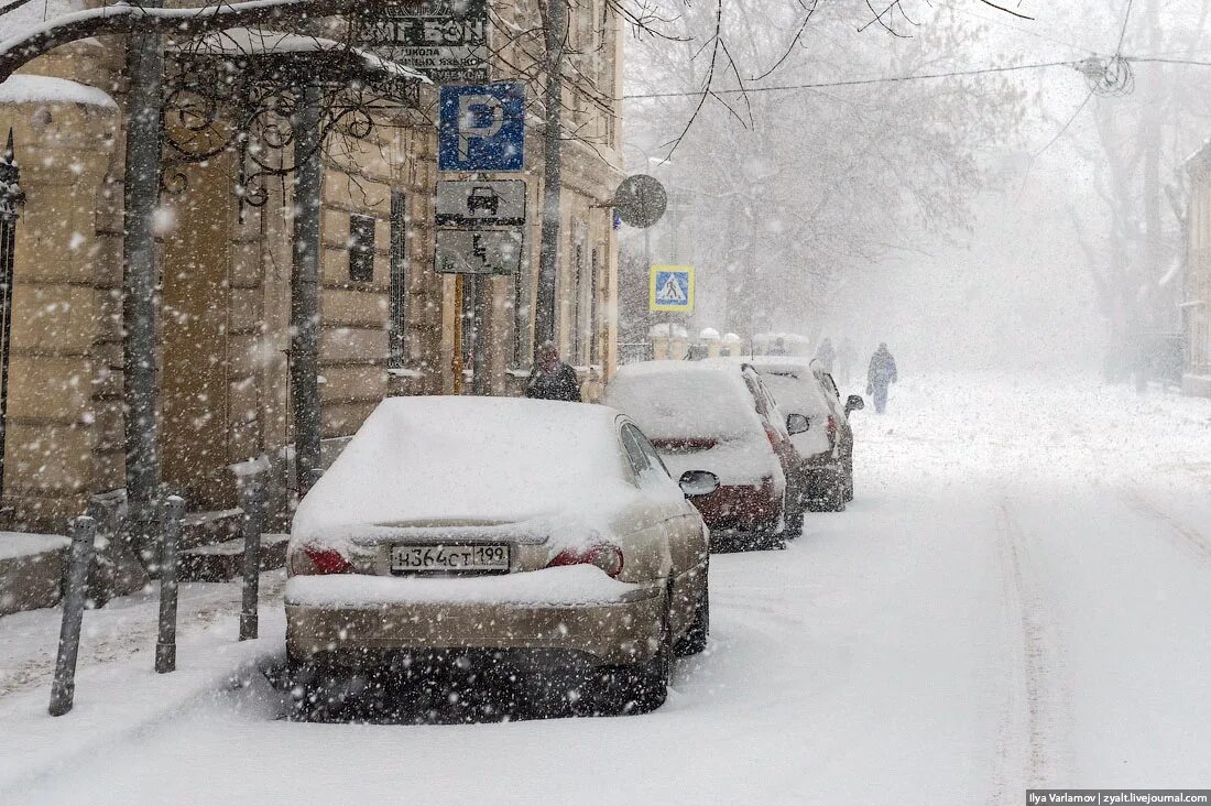 Почему сегодня снег. Снегопад в Москве. Снегопад на улице. Снег в городе Москва. Заснеженная Москва.