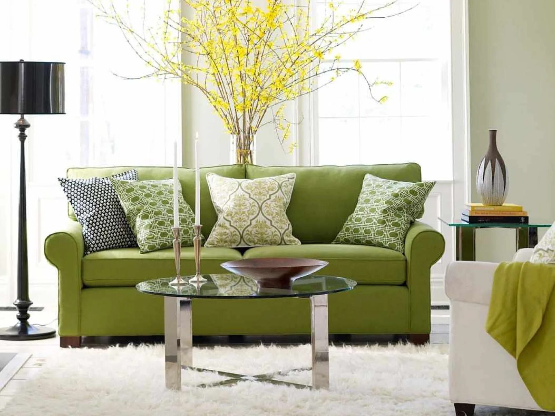Цвет диванов в интерьере гостиной. Салатовый диван в интерьере. Гостиная в зеленых тонах. Зеленый диван в интерьере. Зеленый цвет в интерьере.