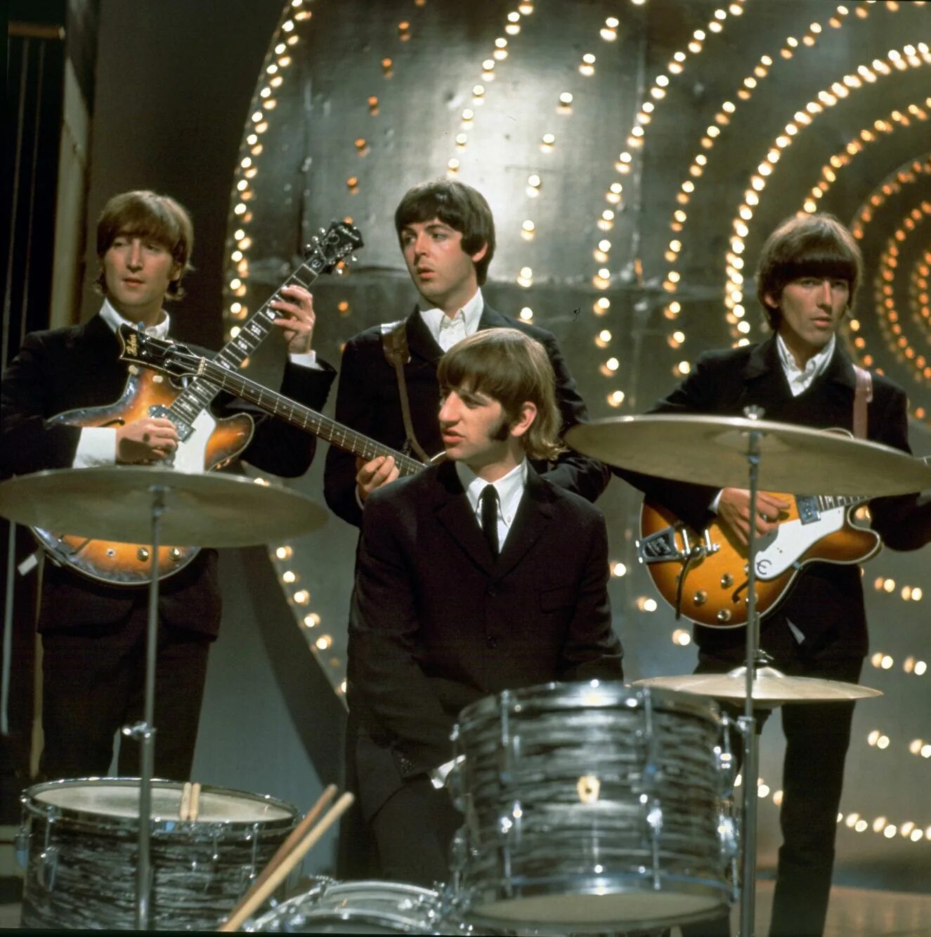 Желтая в песне битлз. Ливерпульская четверка Битлз. Квартет Битлз. The Beatles 1963. .Битлз группа Битлз.