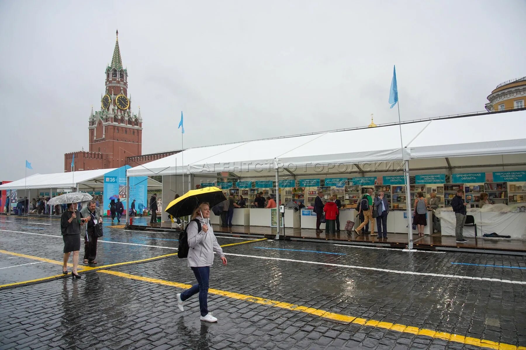 Книжная ярмарка на красной площади 2022 в москве. Красная площадь москва 22 июня 2024. Московские часы на красной площади. Красная площадь москва 22 июня 2024. Фестиваль красная площадь.