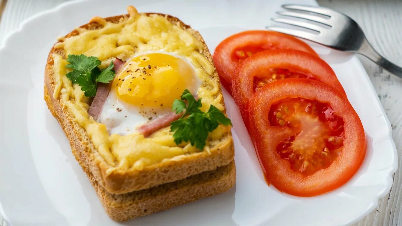 Вкусный завтрак на сковороде рецепт. Яйца Англси. Горячие бутерброды с яйцом. Бутерброды с яйцом и сыром. Яйцо в хлебе.