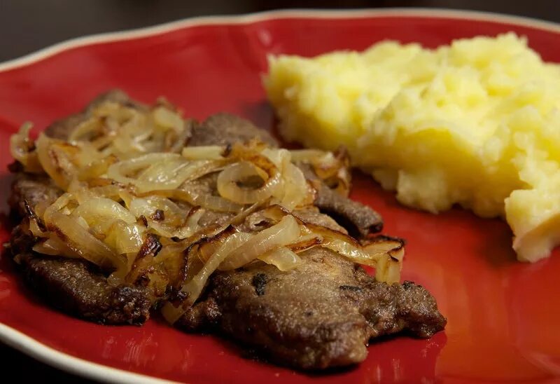 печень куриная с луком и яблоками в духовке. куриная печень с луком в духовке. говяжья печень с яблоками и луком. печень в сале в духовке. печень куриная по берлински с яблоками и луком.