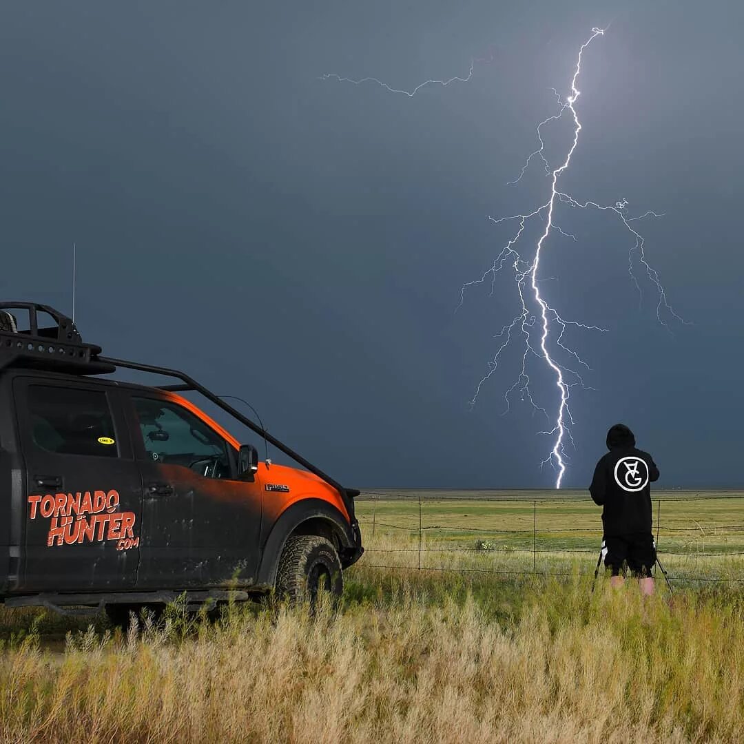 Storm chaser. Storm chaser. Storm chaser. Storm chaser геншин. Охотники за торнадо дискавери.