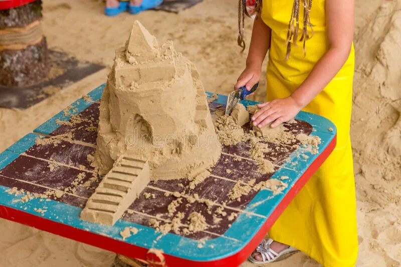 Замки из песка для детей. Песочный замок в песочнице. Замок из песка для детей в песочнице. Замки из песка мастер-класс. Drive a car make a sandcastle