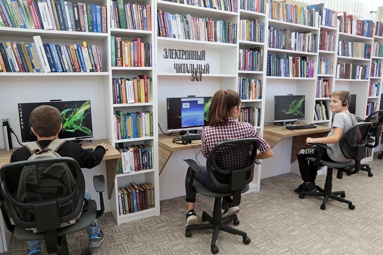 Компьютерный зал в библиотеке. Модельная библиотека. Стол в библиотеке. Стол для читального зала библиотеки.