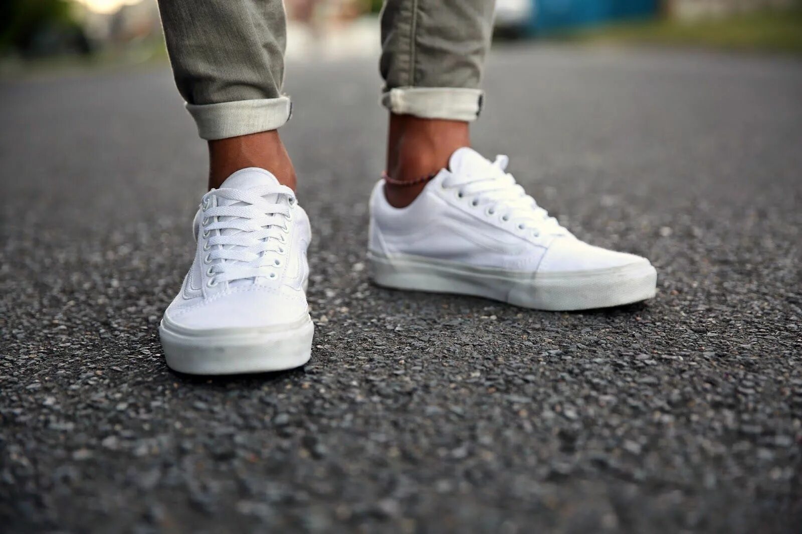 Кеды Ванс Олд скул. Vans old Skool White. Белые кроссовки мужские. Белые кроссовки на ногах. Сколько лет кроссовки