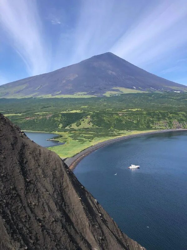 сахалинская область, остров онекотан. остров онекотан вулкан креницына. пик креницына действующий вулкан. вулкан креницына. вулкан креницына.