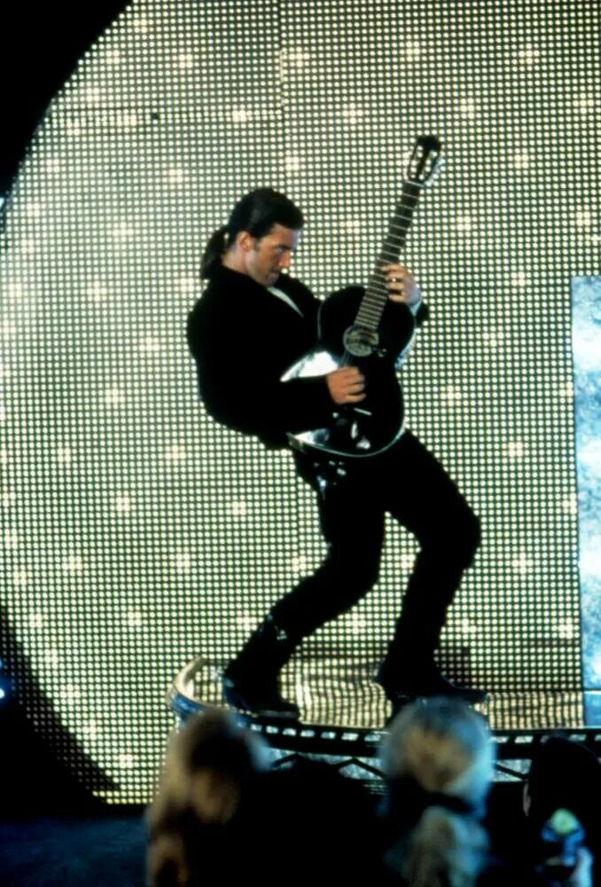 Антонио бандерас 1995. Бандерос антонио десперадо гитара. Отчаянный (desperado) 1995. Отчаянный фильм 1995. Антонио бандерас отчаянный.