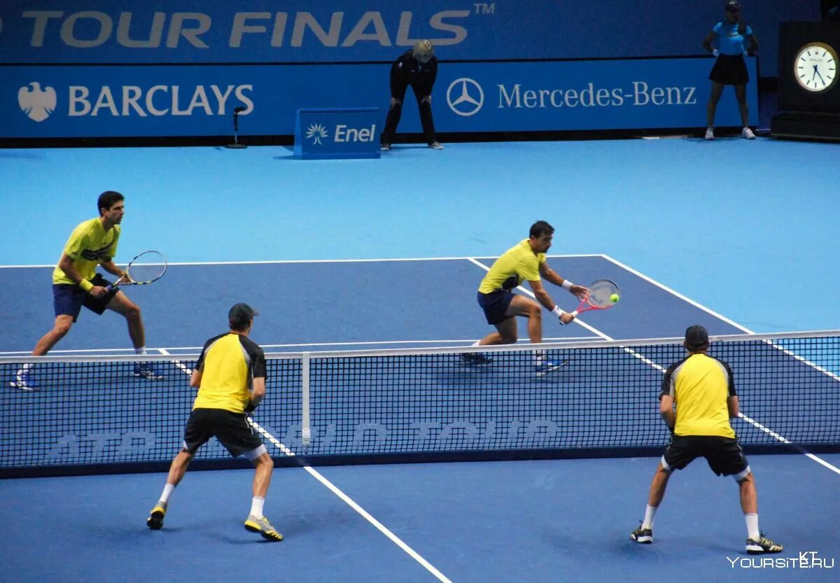 На теннисном корте для игры пар теннисистов. Теннисный матч. Парная игра в теннис. Спорт большой теннис. Игра в теннис рисунок.