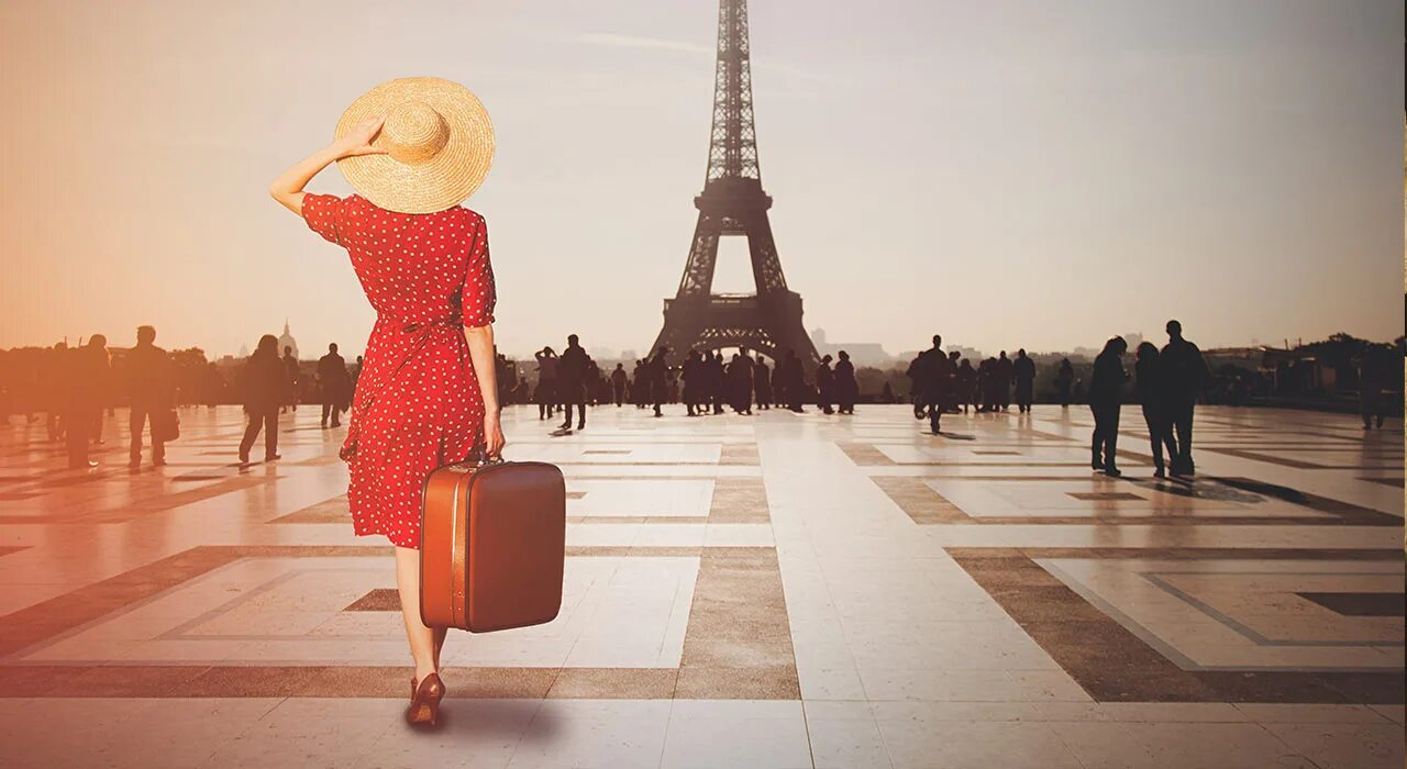 Обычная девушка в париже. Француз с круассаном. Бизнес культура франции. The eiffel tower туристы. Зеленый туризм во франции.