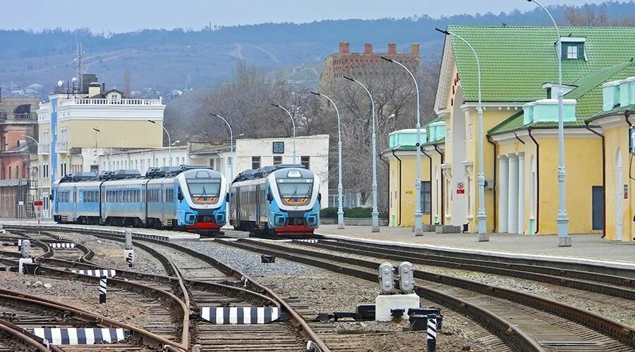 Феодосия железная дорога. Феодосия Симферополь электричка. Поезд Таврия Феодосия вокзал. Спб феодосия поезд