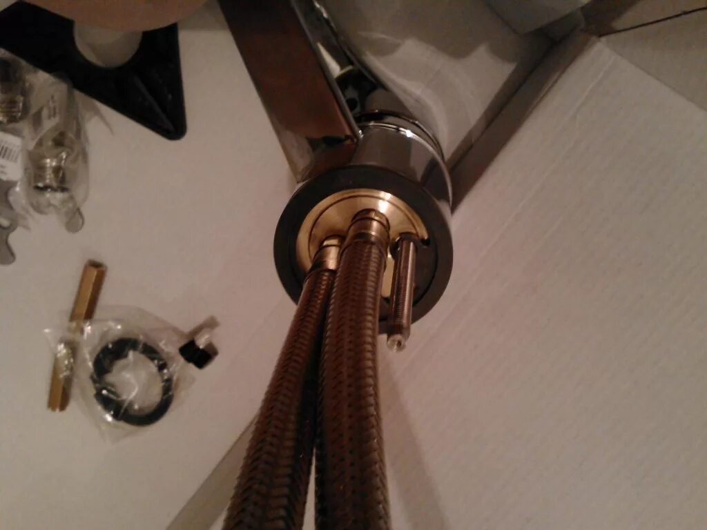 Как поменять гибкое. Как поменять гибкое. Соединительный шланг bissell. Крутилки на гибких шлангах под раковиной. Закрученные шланги.