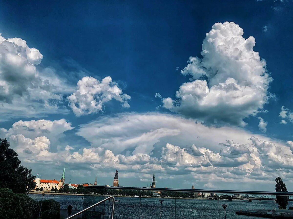 Облака на улице. Город в облаках. Облака в виде города. Облака Екатеринбург.