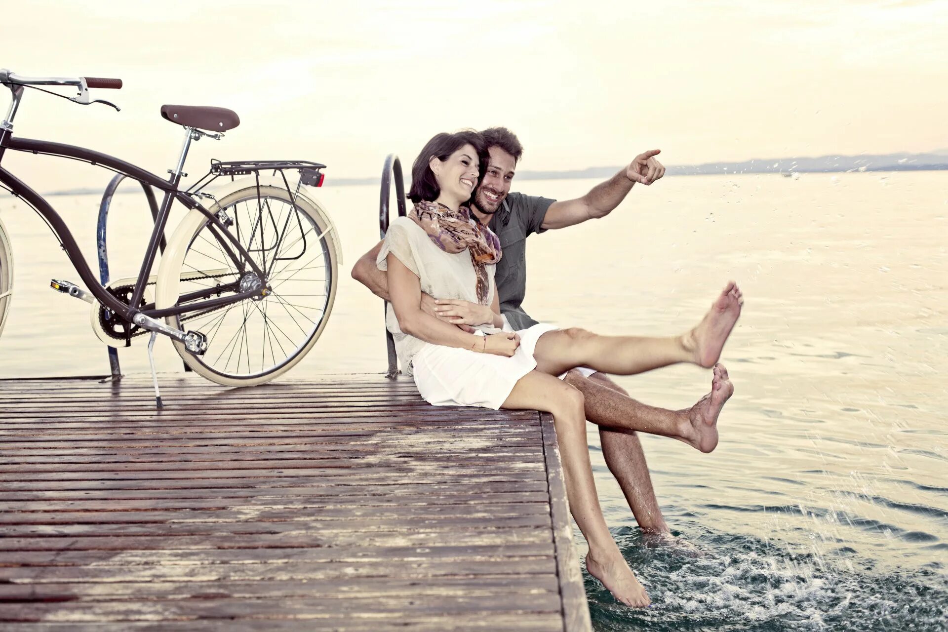 Жена спасет мир. Парень и девушка на велосипе. Мужчина иженшина на велосипеде. Влюбленная пара на велосипеде. Велосипед романтика.