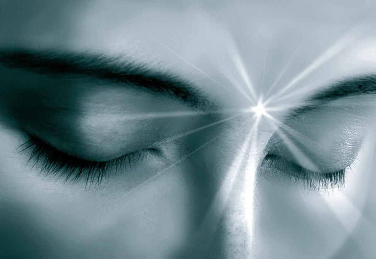 Закрытые глаза повязкой. Человек закрывает глаза руками. Видения закрытыми глазами. Грустные глаза. Откройте 3 глаз закройте.