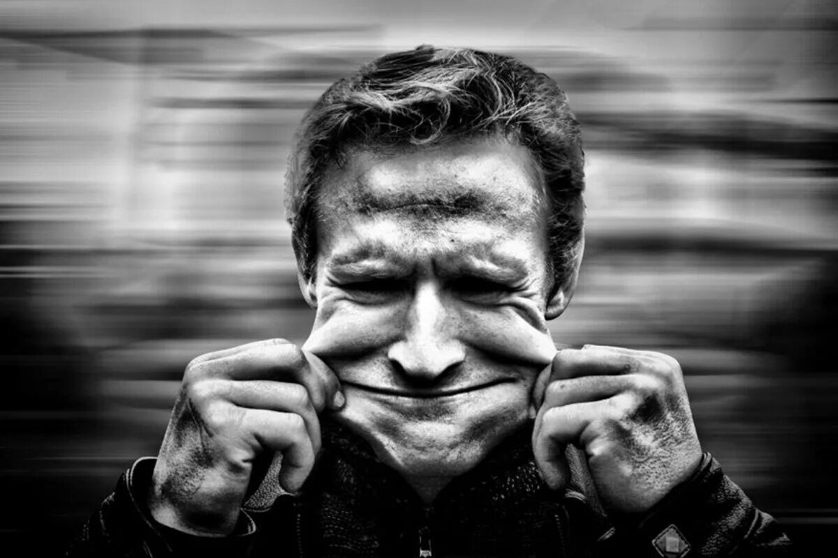 замкнутость человека. угрюмый нелюдим. угрюмые лица людей. грустный человек. гнев лицо.