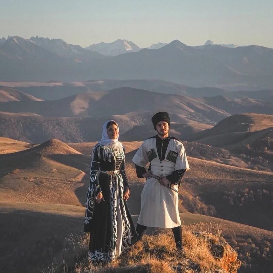 Национальный костюм адыги-шапсуги. Кто такие карачаевцы. Национальный наряд карачаевцев в кчр. Кавказ черкесы черкешенка. Карачаевцы и балкарцы.