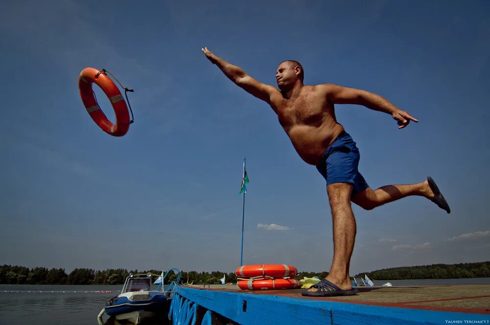 Бросать спасательный круг. Соревнования спасателей на воде. Спасатель на пляже. Бросает спасательный круг. Кидает спасательный круг.