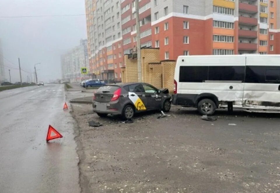 Маршрутное такси брянск. Авария на таксопарке Брянск. ДТП Брянск вчера на ул.Горбатова. Авария на автовокзале Брянск 2019. Авария Брянского автобуса.