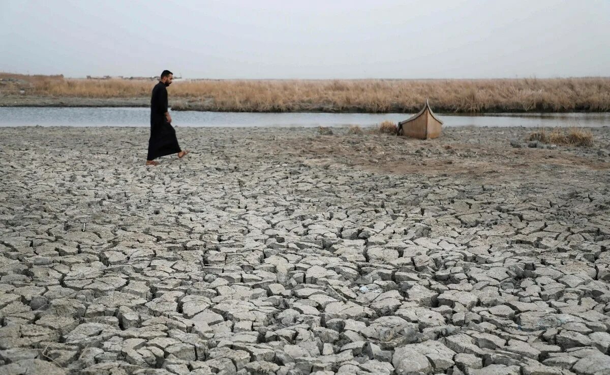 Засуха в мире. Река Евфрат 2022. Темза засуха. Река Евфрат высыхает. Пересохшая река.