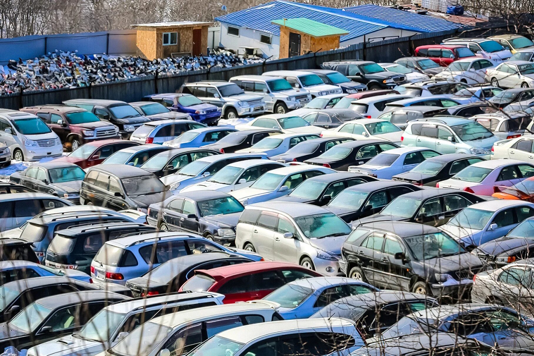 Купить автомобиль с пробегом из японии. Рынок зелёный угол Владивосток. Рынок автомобилей. Японский рынок автомобилей. Владивосток рынок автомобилей.