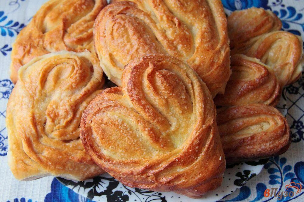 Плюшки с сахаром с сухими дрожжами. Ватрушки с сахаром. Плюшки с сахаром восьмерка. Плюшки без дрожжей. Плюшка с сахаромрецепт.