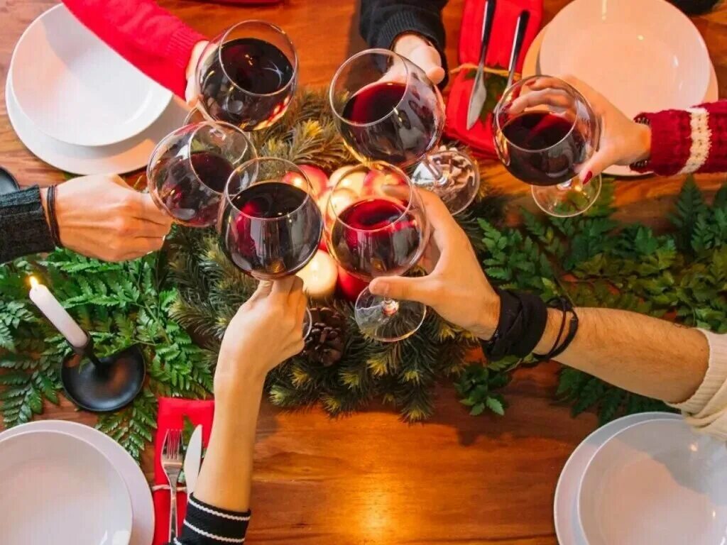 Новый год алкоголь. Вино на новогоднем столе. Новогодний стол с алкоголем. Новогоднее застолье.