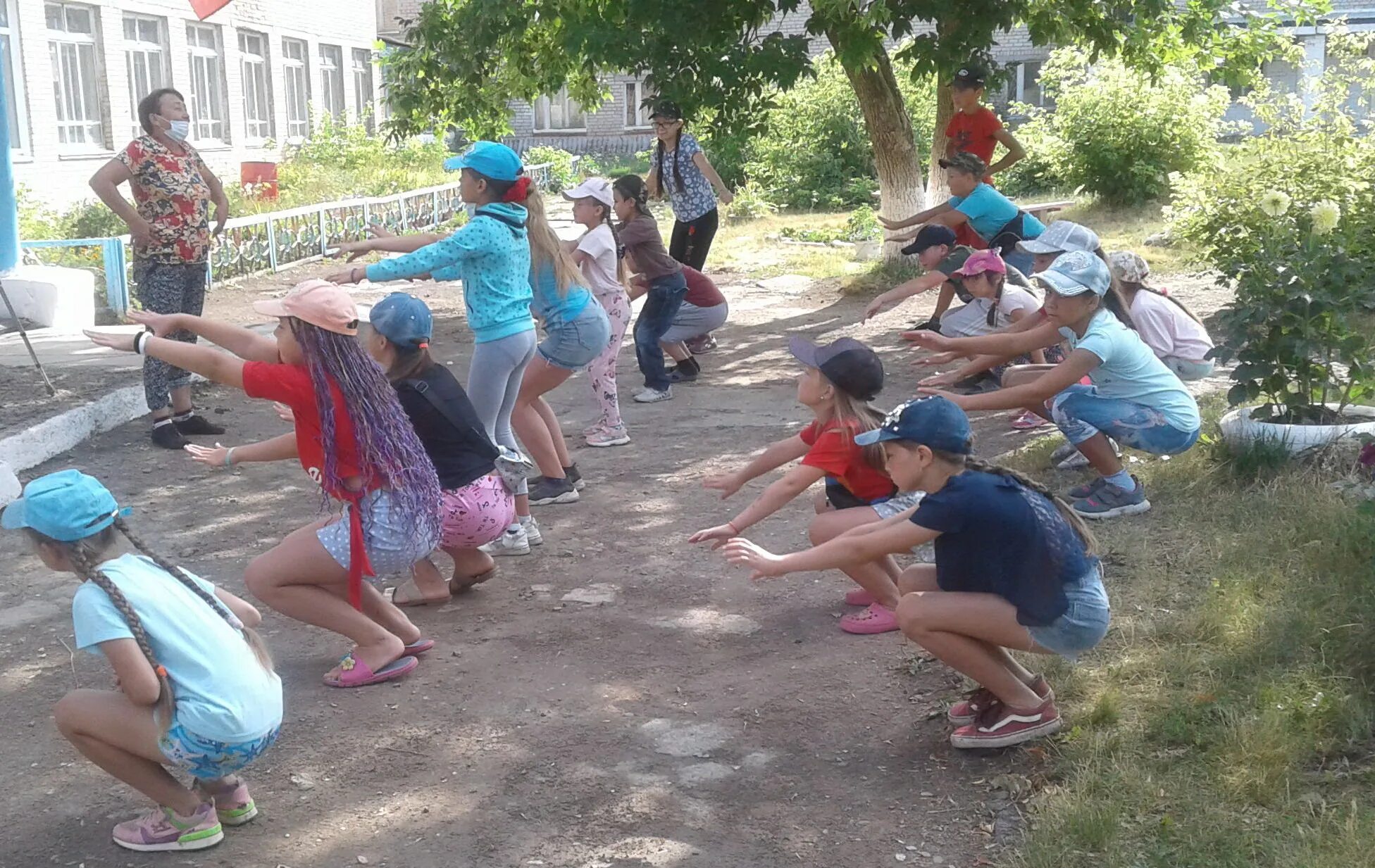 Дол в школе. Летний пришкольный лагерь. Детские пришкольные лагеря. Дети в пришкольном лагере. Школьный лагерь.