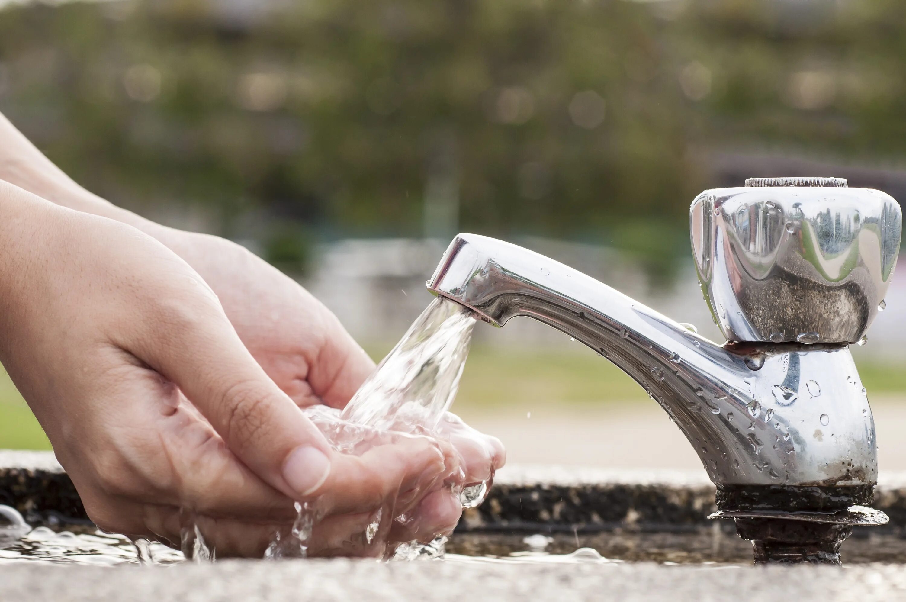 Питьевая вода применяется. Экономия питьевой воды. Экономия ресурсов вода. Трата воды. Экономить воду.