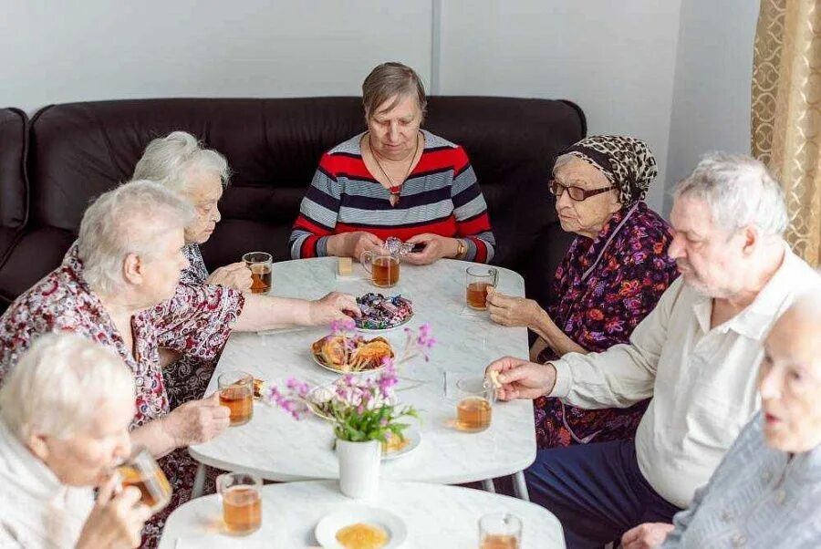 Пансионат для престарелых в Мытищах. Пансионат для престарелых с деменцией в Подмосковье. Беседа пенсионеров. Развлечения для пенсионеров дома. Пансионат для пожилых мытищи