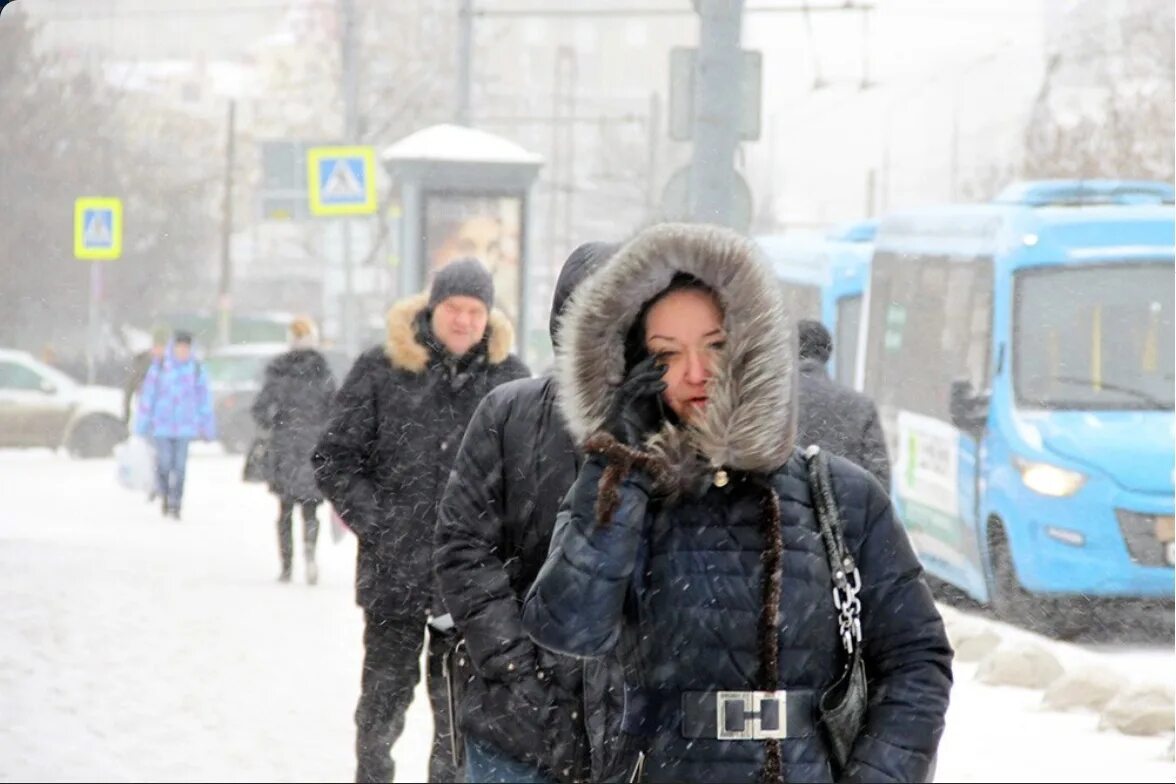 Там сейчас прохладно. Морозы в Москве. Самая холодная зима в Москве. Сильный Мороз в Москве. Москва зимой Мороз.