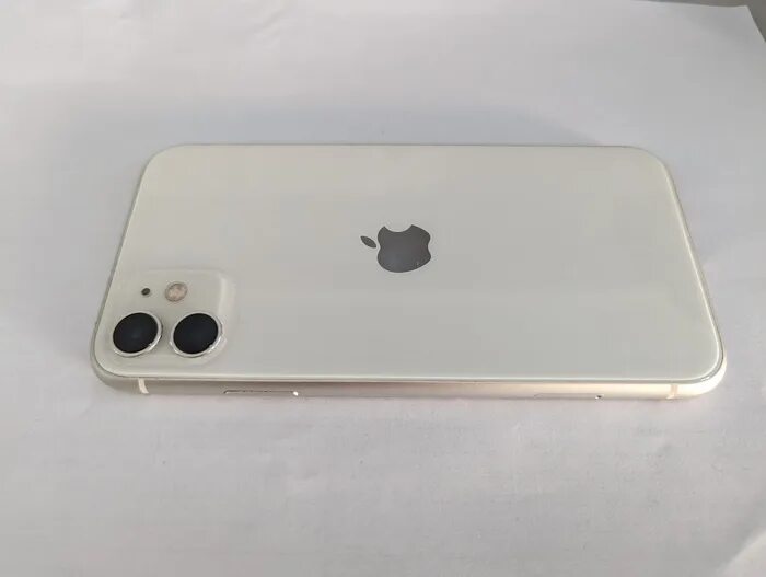 Находка айфона. Iphone 11 White. Айфон 11 белый. Айфон 11 белого цвета. Айфон 11 белый в коробке.