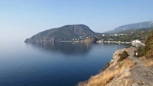 Температура воды в черном в алуште. Гора медведь в Крыму. Мыс Аю Даг. Гора медведь Аю-Даг бухта. Гурзуф медведь гора.