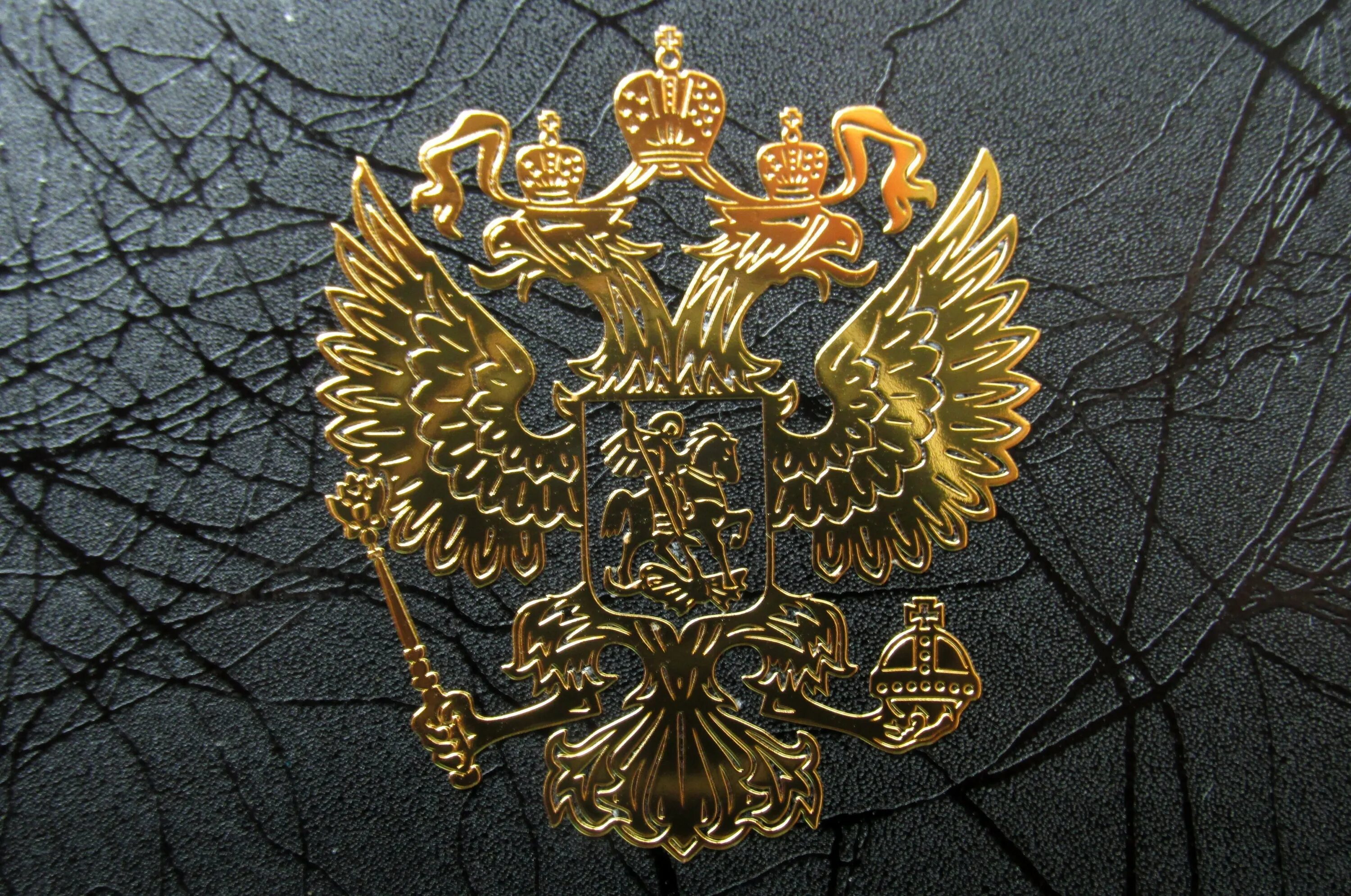 Золотой герб на черном фоне
