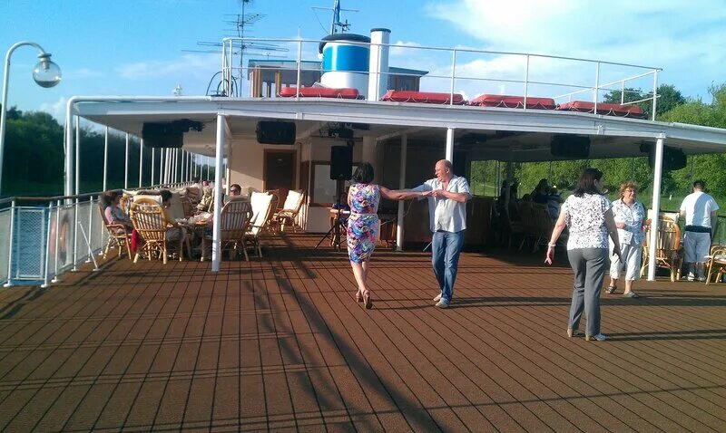 Ночная дискотека на теплоходе. Дискотека на теплоходе. Тусовка на корабле. Дискотека на теплоходе. Тусовка.