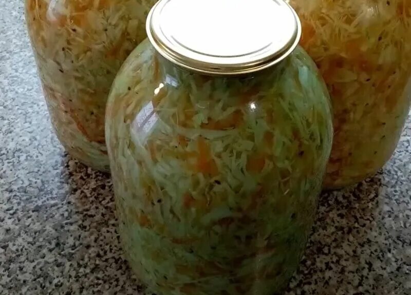 Капуста на зиму под железные крышки. Квашеная капуста в банке. Капуста маринованная на зиму под железные крышки без стерилизации. Квашеная капуста в банке. Капуста под железной крышкой.