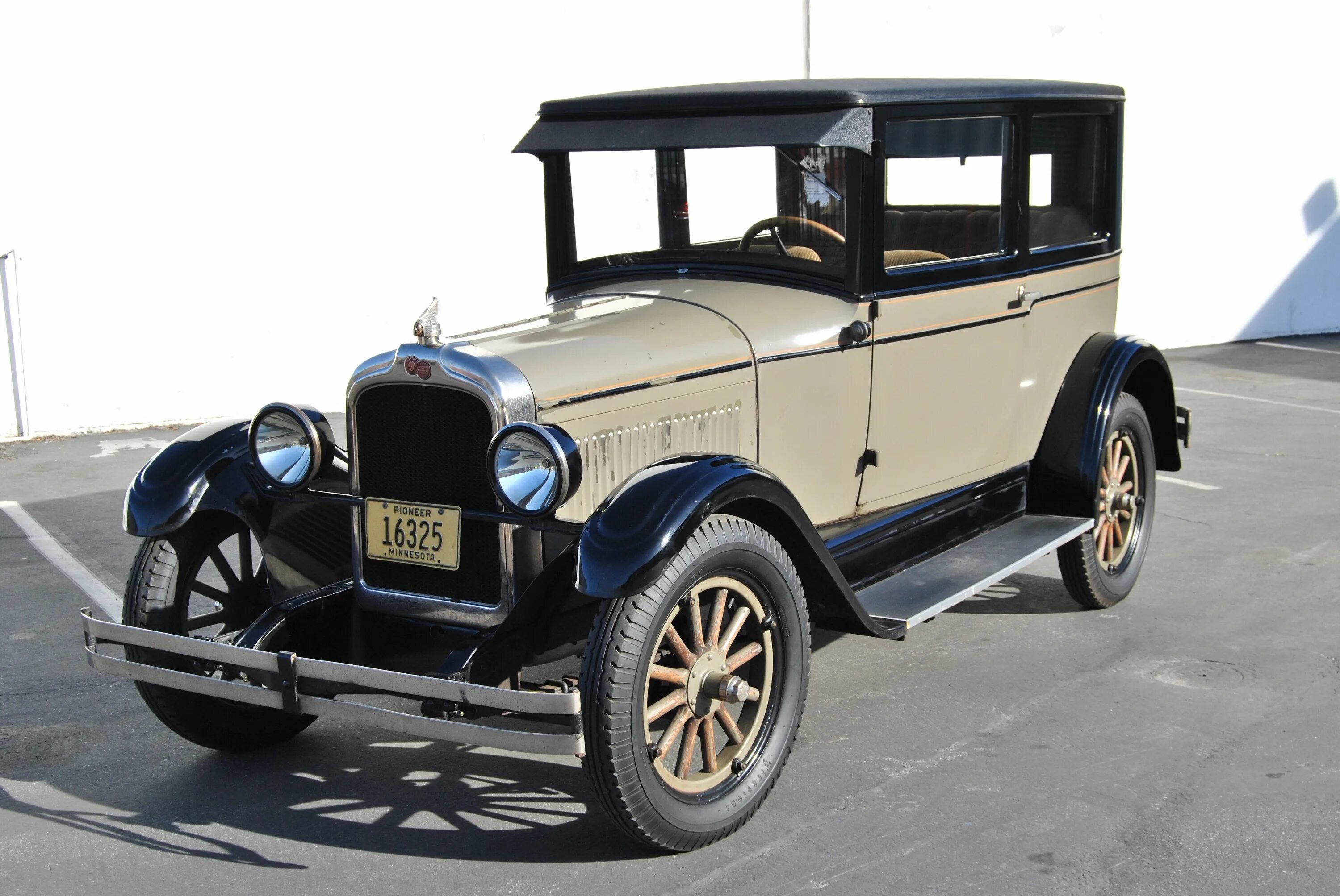 Первая моторс. Mitsubishi motors автомобили mitsubishi. Cadillac 1911. Дилерский центр. Chevrolet classic six 1911.