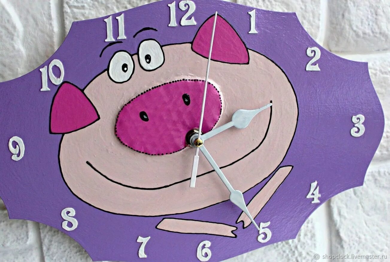 Деревянные часы из фанеры. Часы свиньи. Часы в виде поросенка. Настольные часы "кабан". Часы с поросенком.