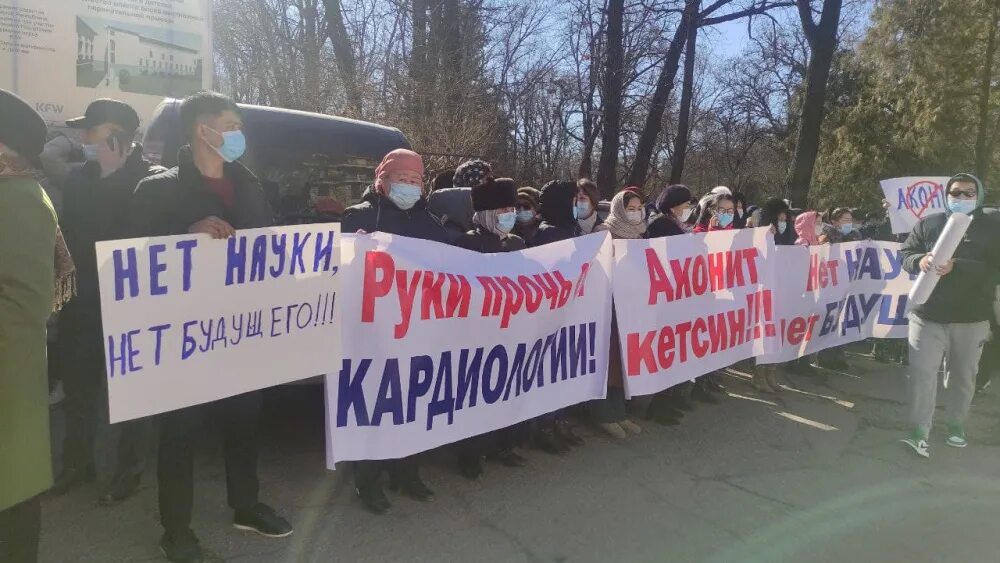 Митинг в стамбуле. Требуют отставки. Требуют отставки. Митинг бишкек. Клооп митинг против итогов выборов.