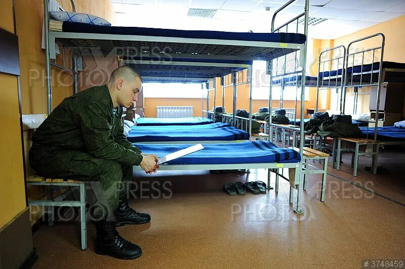 тюменское военное училище казарма. как освободить место в казарме. центральный проход в казарме. как освободить место в казарме. кровати в казарме.